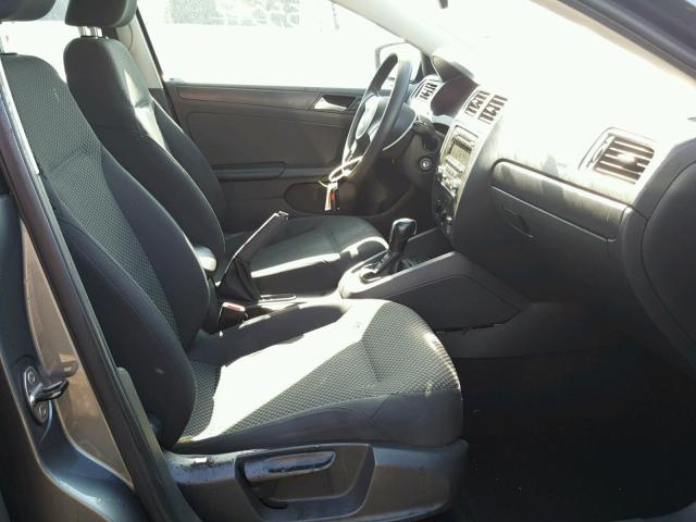 3VW2K7AJ8DM435917 - 2013 VOLKSWAGEN JETTA BASE 灰色 照片 5