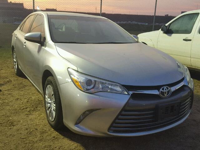 4T1BF1FK6FU986525 - 2015 TOYOTA CAMRY LE ვერცხლისფერი ფოტო 1