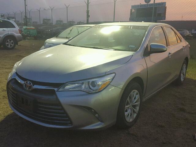 4T1BF1FK6FU986525 - 2015 TOYOTA CAMRY LE ვერცხლისფერი ფოტო 2