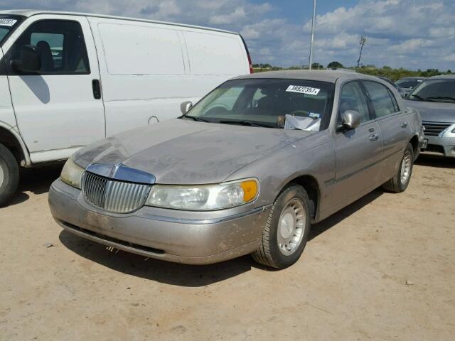 1LNHM81W12Y656507 - 2002 LINCOLN TOWN CAR SILVER photo 2