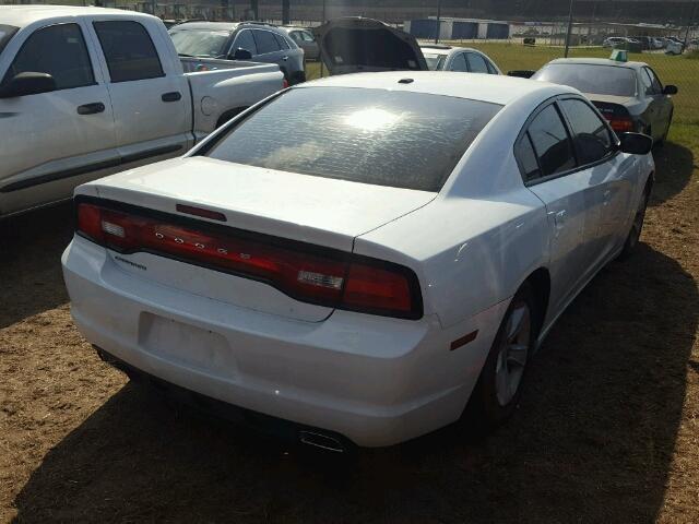 2B3CL3CG6BH560216 - 2011 DODGE CHARGER WHITE photo 4