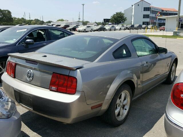 1ZVHT80NX95114394 - 2009 FORD MUSTANG GRAY photo 4