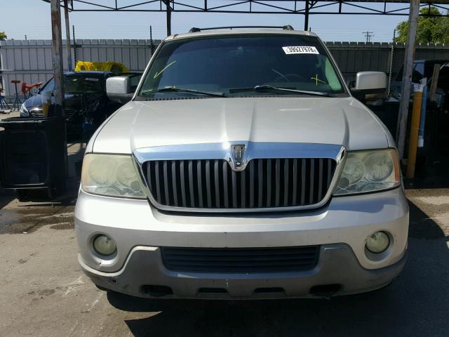 5LMFU27R84LJ11732 - 2004 LINCOLN NAVIGATOR SILVER photo 9