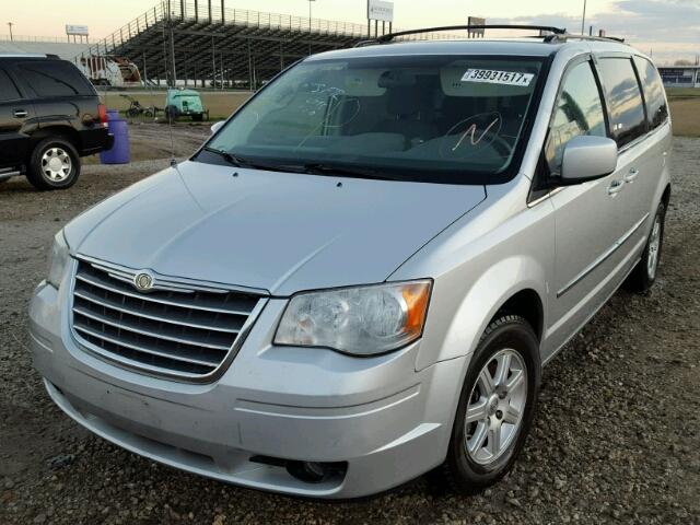 2A4RR5D19AR466010 - 2010 CHRYSLER TOWN & COU SILVER photo 2