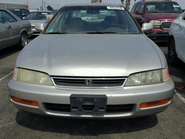 1HGCD5689TA109374 - 1996 HONDA ACCORD DX SILVER photo 9