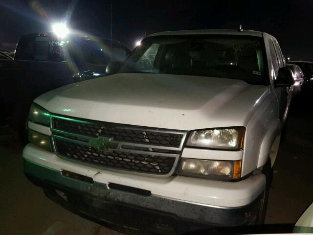 2GCEK13Z471137392 - 2007 CHEVROLET SILVERADO WHITE photo 2