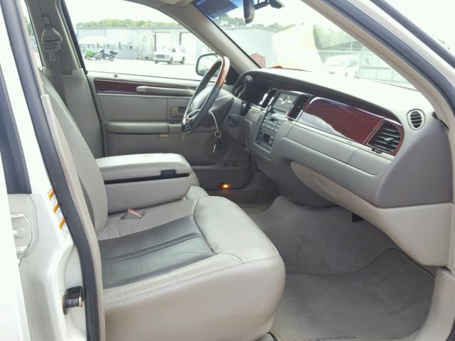 1LNHM83W84Y671084 - 2004 LINCOLN TOWN CAR U BEIGE photo 5