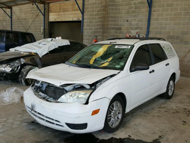 1FAFP36N95W244265 - 2005 FORD FOCUS ZXW WHITE photo 2