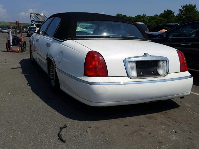 1LNFM81W3WY661883 - 1998 LINCOLN TOWN CAR E WHITE photo 3