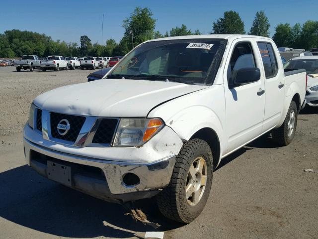 1N6AD07U65C440941 - 2005 NISSAN FRONTIER C WHITE photo 2