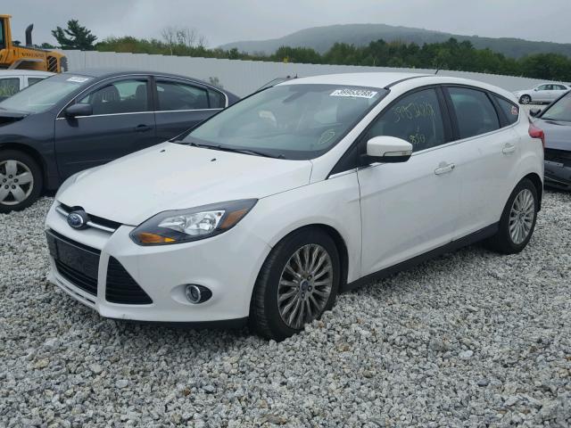 1FAHP3N24CL160109 - 2012 FORD FOCUS TITA WHITE photo 2