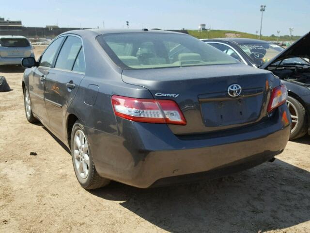 4T1BF3EKXBU660105 - 2011 TOYOTA CAMRY BASE GRAY photo 3