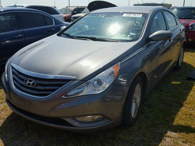 5NPEB4AC7DH558212 - 2013 HYUNDAI SONATA SILVER photo 2