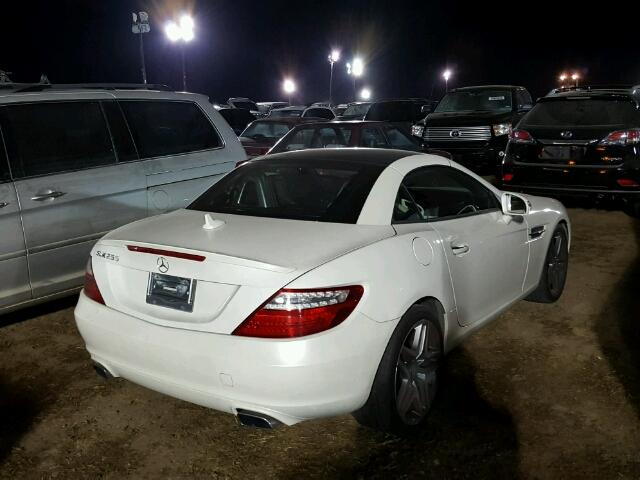 WDDPK4HA8DF066172 - 2013 MERCEDES-BENZ SLK WHITE photo 4