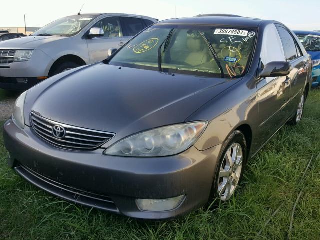 4T1BF30K35U607547 - 2005 TOYOTA CAMRY LE GRAY photo 2