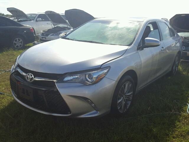 4T1BF1FKXHU443200 - 2017 TOYOTA CAMRY LE ვერცხლისფერი ფოტო 2