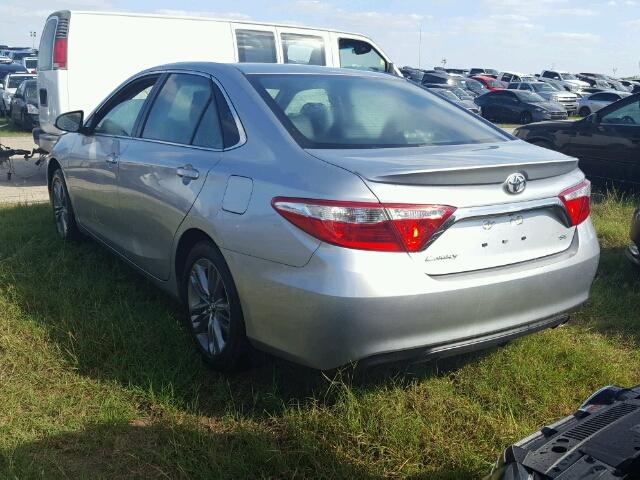 4T1BF1FKXHU443200 - 2017 TOYOTA CAMRY LE ვერცხლისფერი ფოტო 3
