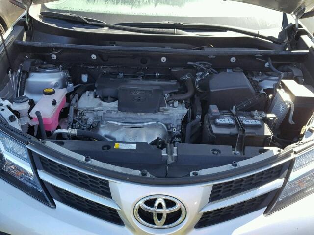 2T3WFREVXFW231445 - 2015 TOYOTA RAV4 XLE SILVER photo 7