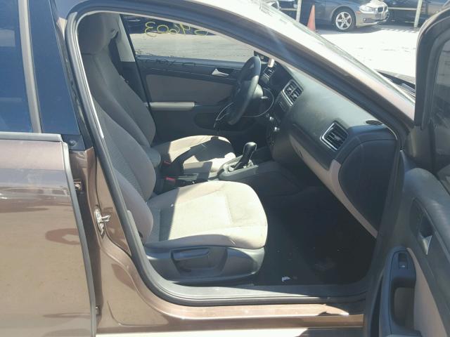 3VW2K7AJXEM406291 - 2014 VOLKSWAGEN JETTA BASE 棕色 照片 5