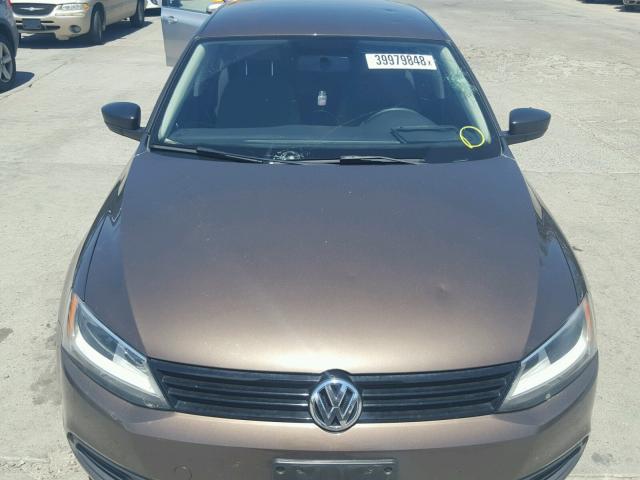 3VW2K7AJXEM406291 - 2014 VOLKSWAGEN JETTA BASE BROWN photo 9