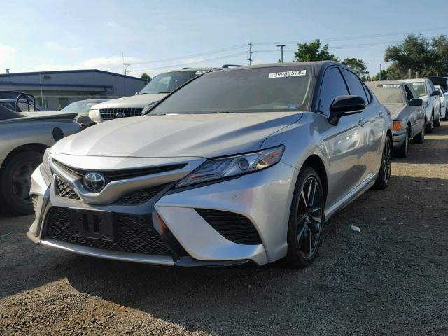 4T1B61HKXJU095983 - 2018 TOYOTA CAMRY XSE SILVER photo 2