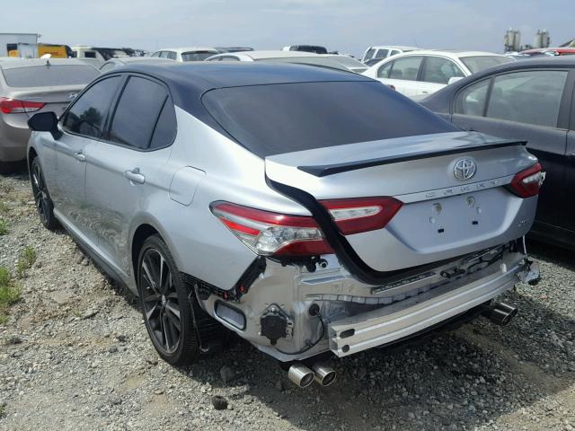 4T1B61HKXJU095983 - 2018 TOYOTA CAMRY XSE SILVER photo 3