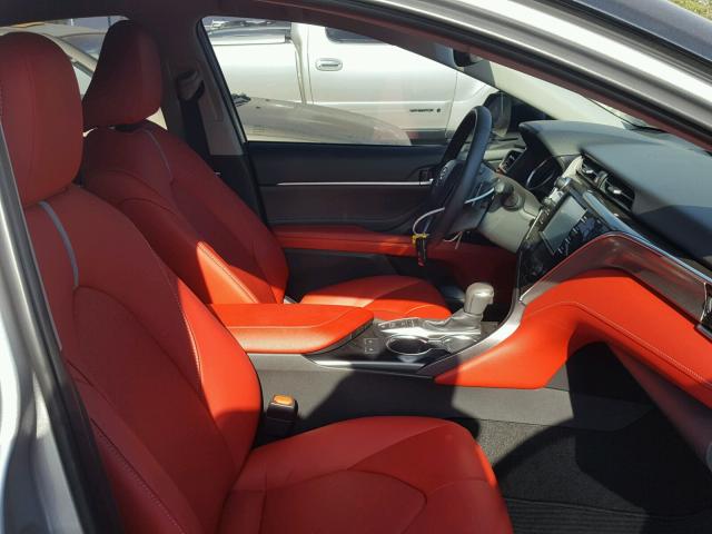 4T1B61HKXJU095983 - 2018 TOYOTA CAMRY XSE SILVER photo 5