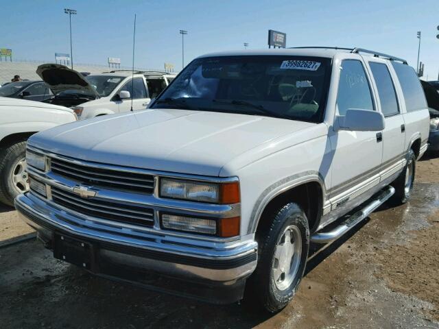 3GNEC16R1WG131040 - 1998 CHEVROLET C1500 SUBU WHITE photo 2