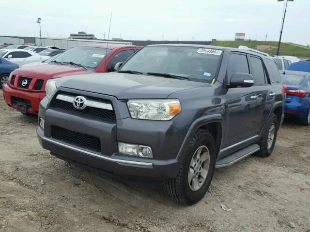 JTEZU5JR0D5046857 - 2013 TOYOTA 4RUNNER GRAY photo 2