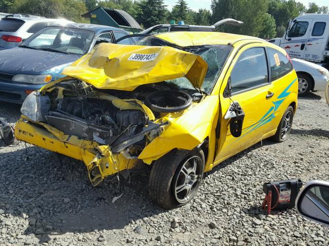 1FAFP31NX6W148220 - 2006 FORD FOCUS YELLOW photo 2