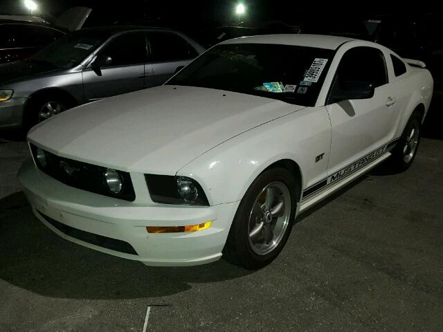 1ZVFT82H565242245 - 2006 FORD MUSTANG GT WHITE photo 2