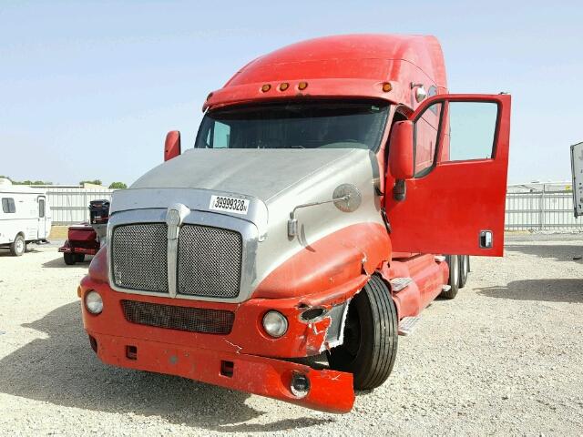 1XKTD69X71J880232 - 2001 KENWORTH CONSTRUCTI RED photo 2