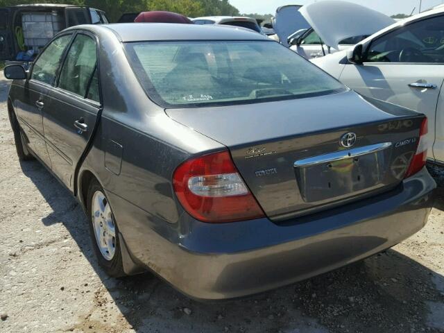 4T1BE32K13U681336 - 2003 TOYOTA CAMRY LE ნაცრისფერი ფოტო 3