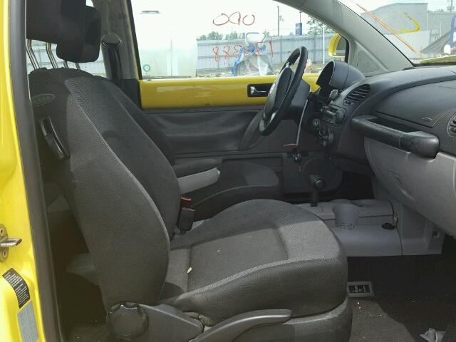 3VWCA21C1YM462099 - 2000 VOLKSWAGEN NEW BEETLE 黄色 照片 5