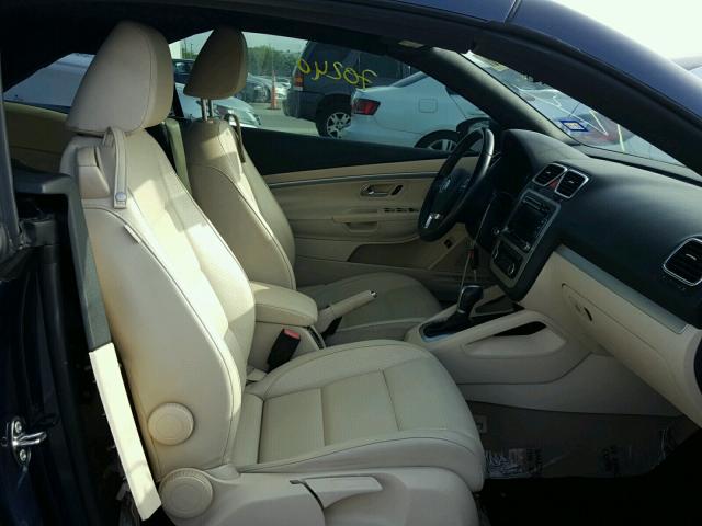 WVWBW7AH2CV003557 - 2012 VOLKSWAGEN EOS KOMFOR ლურჯი ფოტო 5