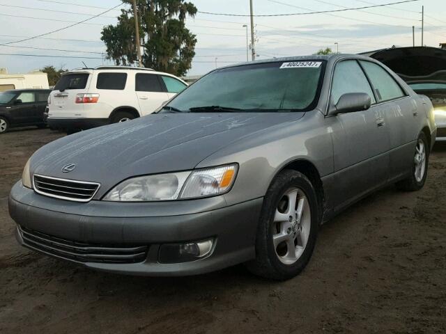 JT8BF28G3Y0275151 - 2000 LEXUS ES 300 GREEN photo 2