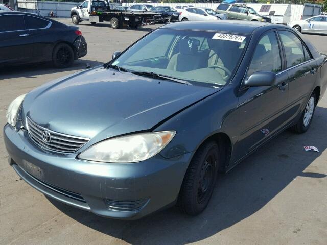 4T1BE32K35U038683 - 2005 TOYOTA CAMRY LE GREEN photo 2