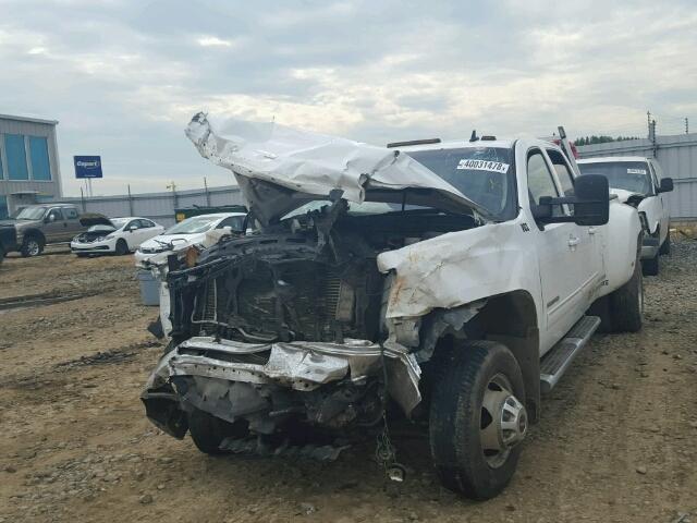 1GT424C80DF225879 - 2013 GMC SIERRA K35 WHITE photo 2