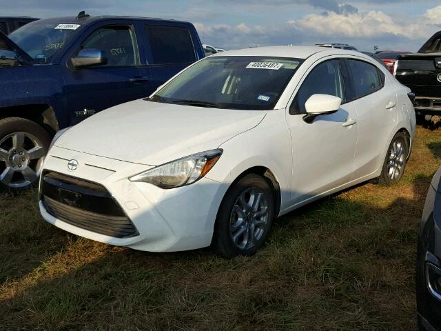 3MYDLBZV2GY105952 - 2016 TOYOTA SCION IA WHITE photo 2