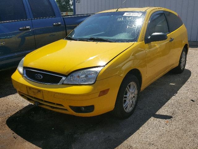 1FAFP31N47W184938 - 2007 FORD FOCUS ZX3 YELLOW photo 2