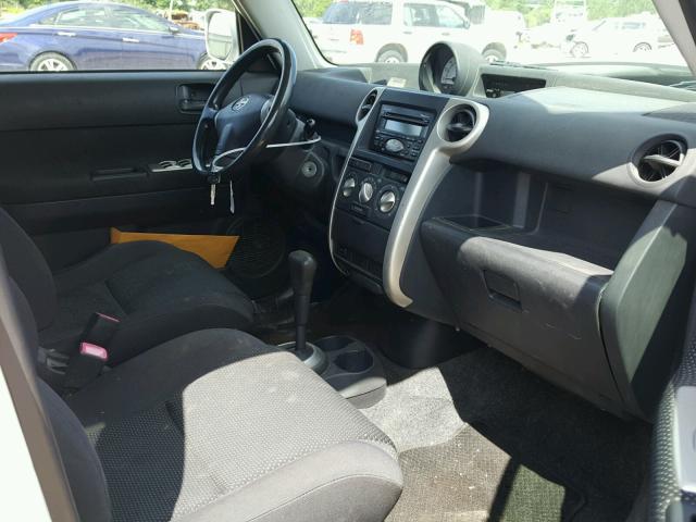 JTLKT324050197698 - 2005 TOYOTA SCION XB Ақ фото 5