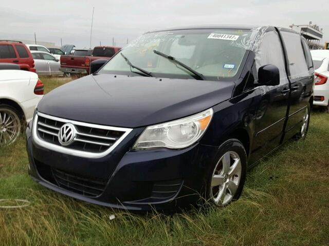 2V4RW3D17AR168774 - 2010 VOLKSWAGEN ROUTAN SE BLACK photo 2