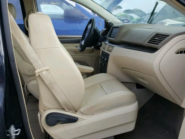 2V4RW3D17AR168774 - 2010 VOLKSWAGEN ROUTAN SE BLACK photo 5