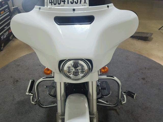 1HD1KRC17HB681201 - 2017 HARLEY-DAVIDSON FLHXS WHITE photo 17