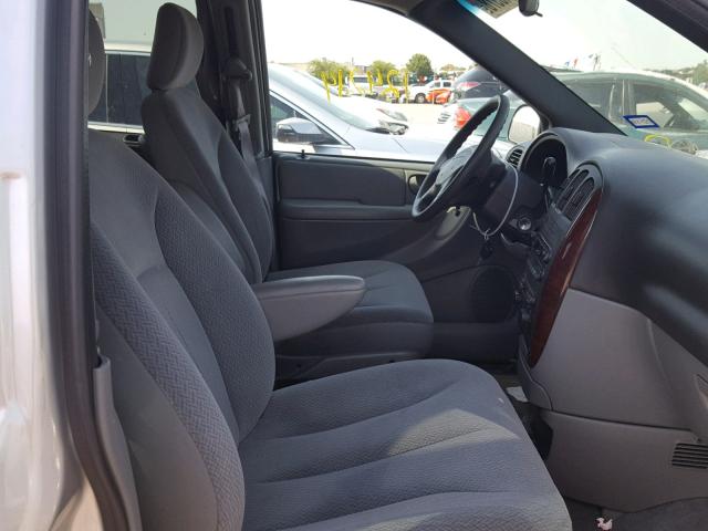 1C4GP45R54B564438 - 2004 CHRYSLER TOWN & COU 银色 照片 5