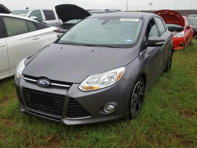 1FAHP3M21CL176950 - 2012 FORD FOCUS GRAY photo 2