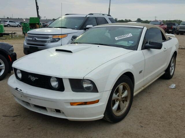 1ZVFT85H975308616 - 2007 FORD MUSTANG WHITE photo 2