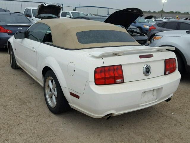 1ZVFT85H975308616 - 2007 FORD MUSTANG WHITE photo 3