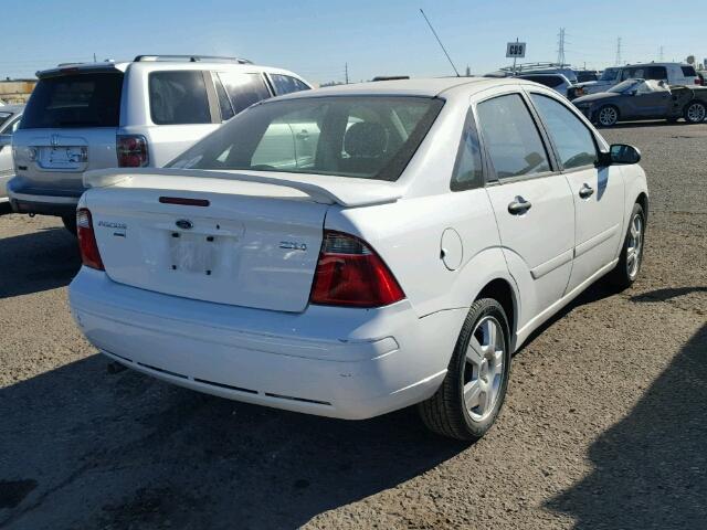 1FAHP34N65W204866 - 2005 FORD FOCUS ZX4 WHITE photo 4