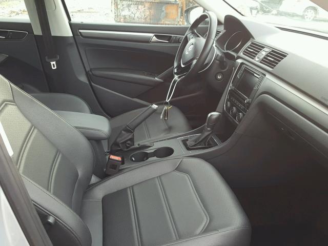 1VWDT7A34HC050773 - 2017 VOLKSWAGEN PASSAT R-L SILVER photo 5